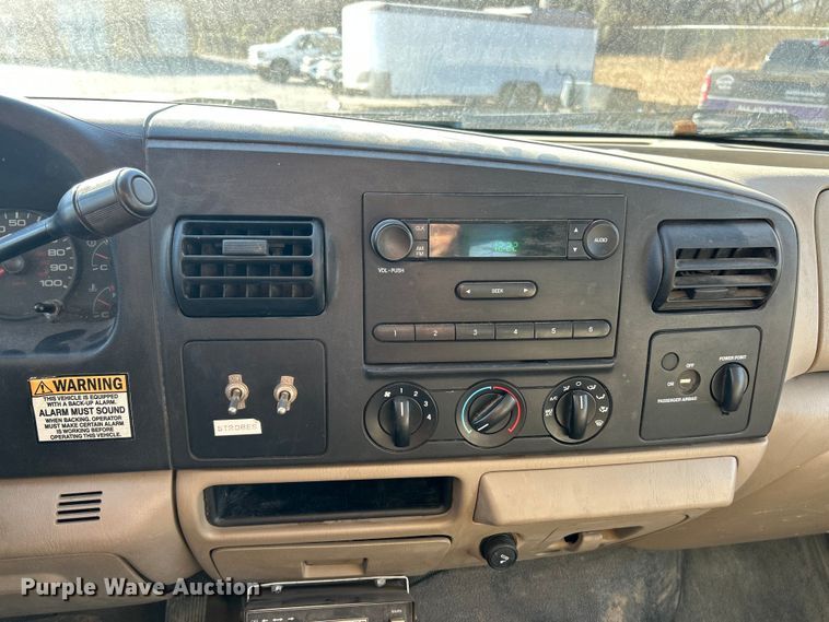 image for item ET6798 2006 Ford F250 XL Super Duty pickup truck cab and chassis