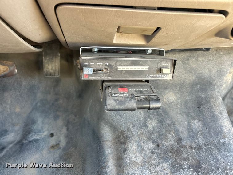 image for item ET6798 2006 Ford F250 XL Super Duty pickup truck cab and chassis