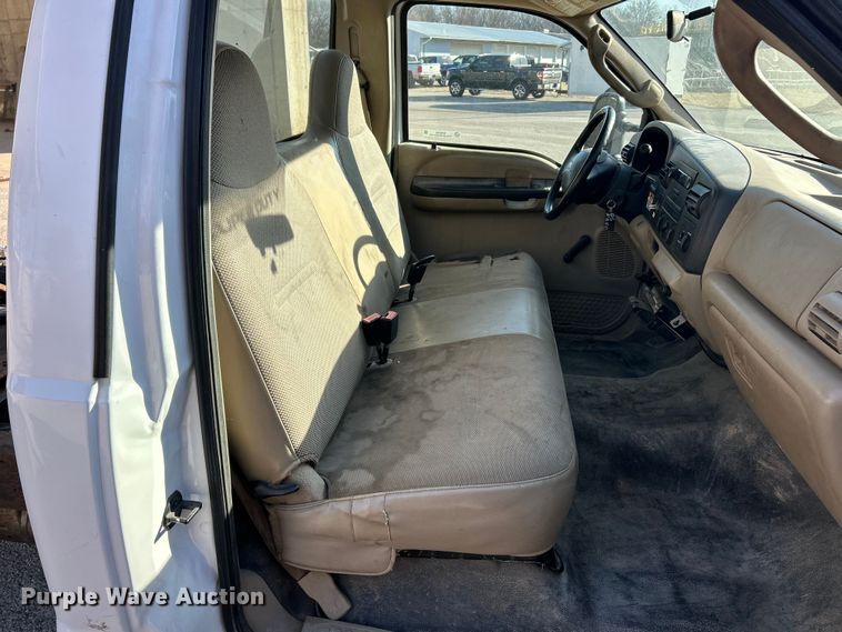 image for item ET6798 2006 Ford F250 XL Super Duty pickup truck cab and chassis