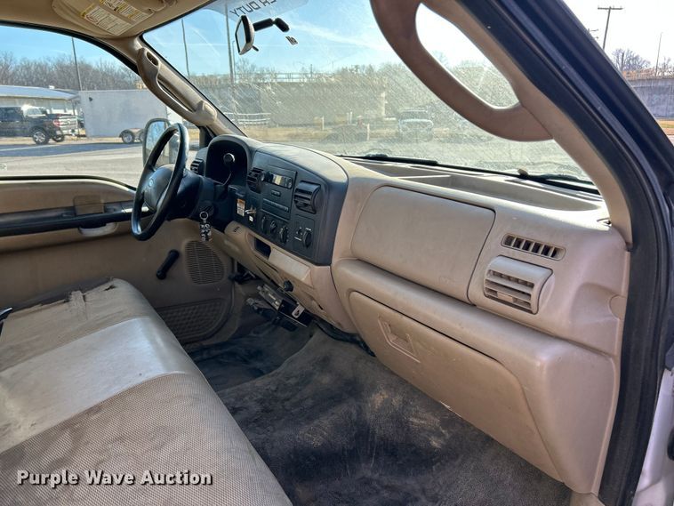 image for item ET6798 2006 Ford F250 XL Super Duty pickup truck cab and chassis