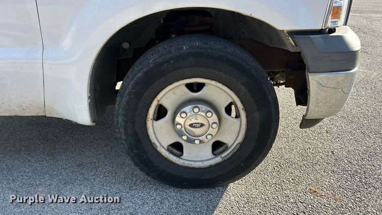 image for item ET6798 2006 Ford F250 XL Super Duty pickup truck cab and chassis