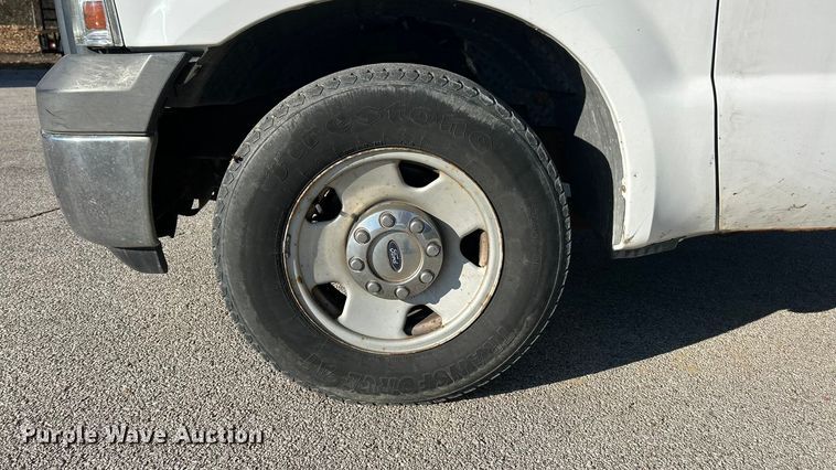 image for item ET6798 2006 Ford F250 XL Super Duty pickup truck cab and chassis