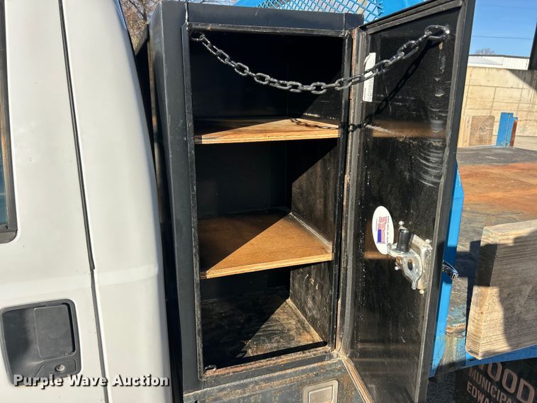 image for item ET6801 2004 Ford F550 XL Super Duty dump flatbed truck