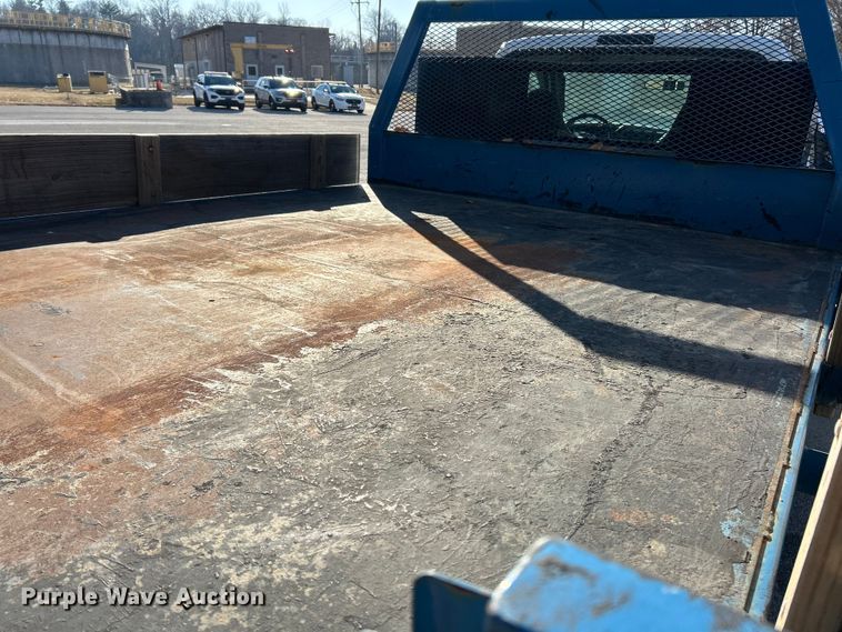 image for item ET6801 2004 Ford F550 XL Super Duty dump flatbed truck