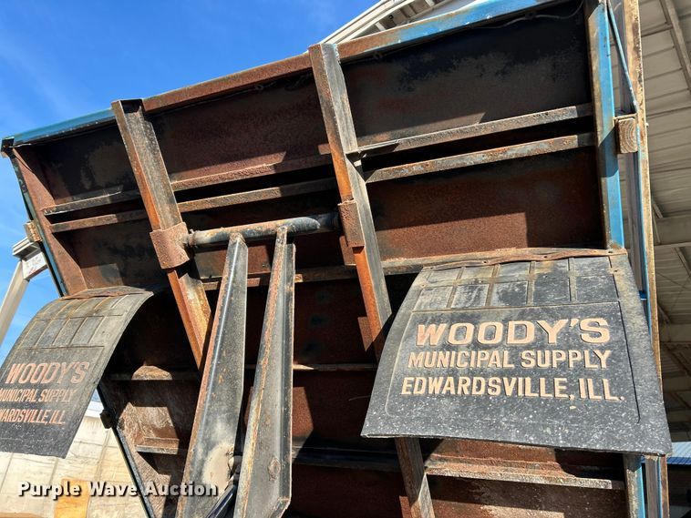 image for item ET6801 2004 Ford F550 XL Super Duty dump flatbed truck