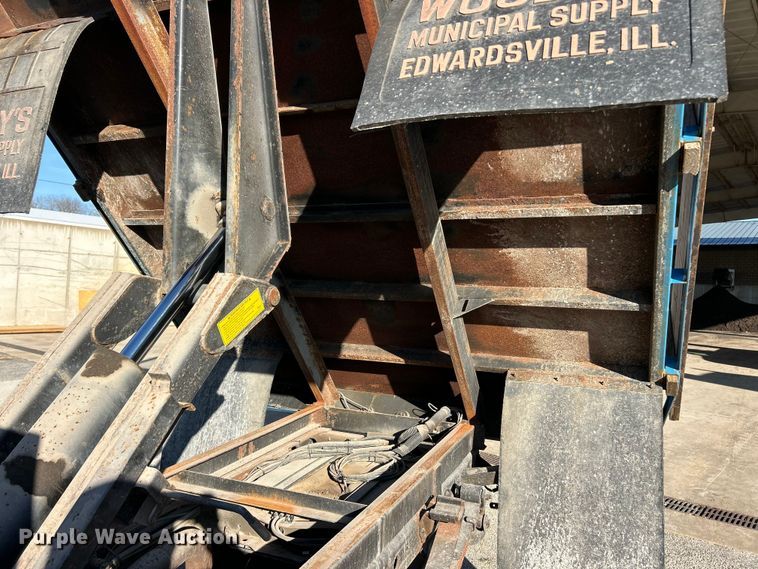 image for item ET6801 2004 Ford F550 XL Super Duty dump flatbed truck