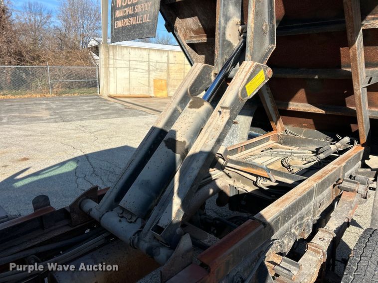 image for item ET6801 2004 Ford F550 XL Super Duty dump flatbed truck