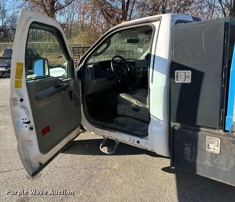 image for item ET6801 2004 Ford F550 XL Super Duty dump flatbed truck