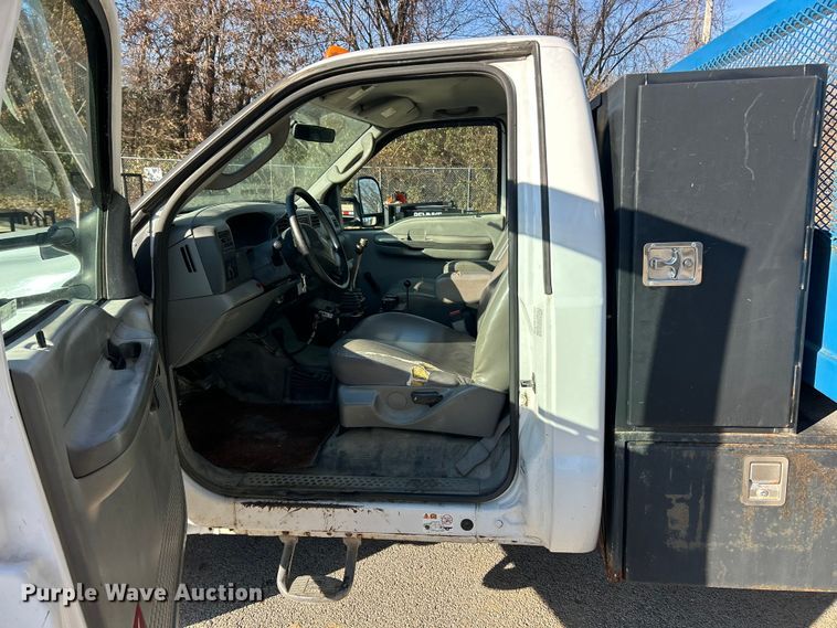 image for item ET6801 2004 Ford F550 XL Super Duty dump flatbed truck