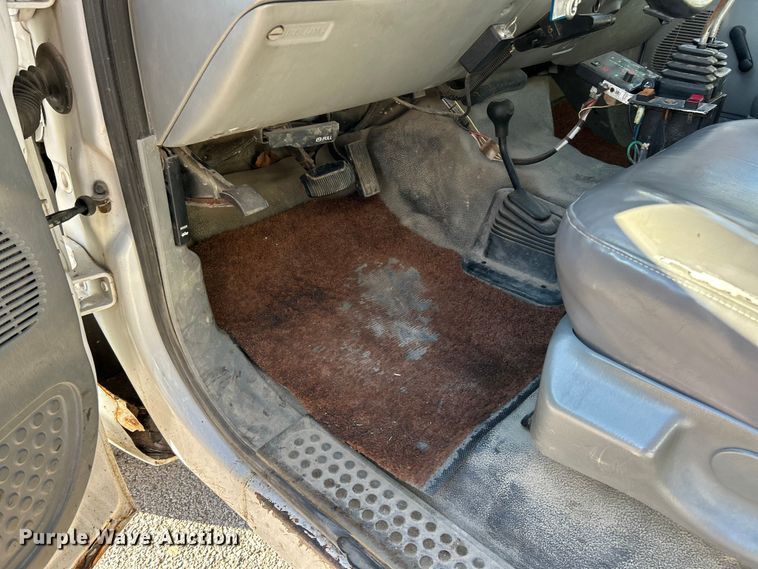 image for item ET6801 2004 Ford F550 XL Super Duty dump flatbed truck