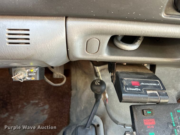 image for item ET6801 2004 Ford F550 XL Super Duty dump flatbed truck