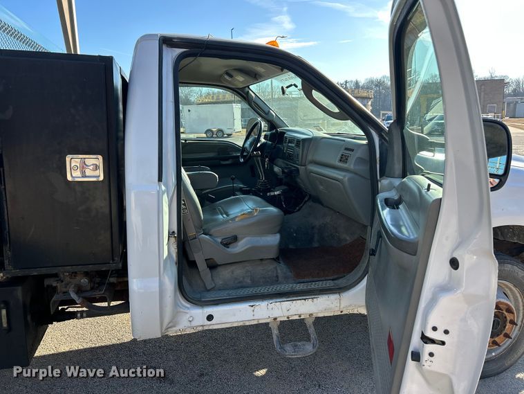 image for item ET6801 2004 Ford F550 XL Super Duty dump flatbed truck