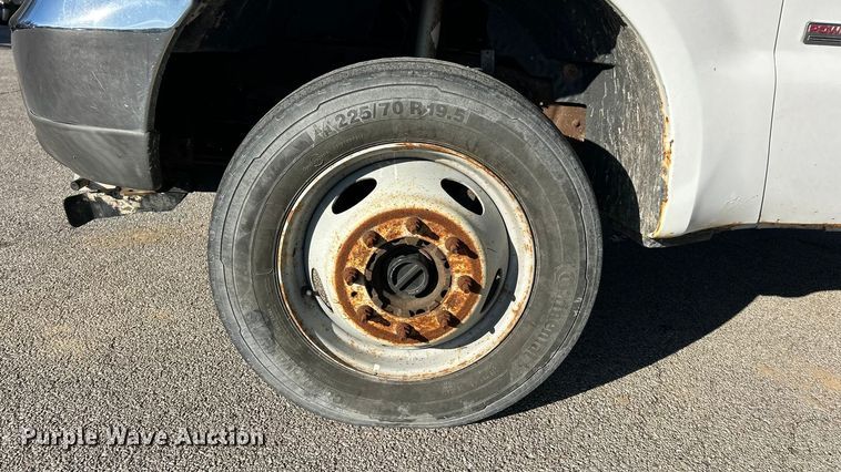 image for item ET6801 2004 Ford F550 XL Super Duty dump flatbed truck