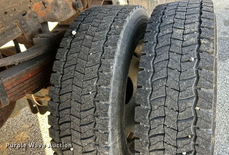 image for item ET6801 2004 Ford F550 XL Super Duty dump flatbed truck