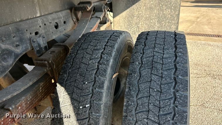 image for item ET6801 2004 Ford F550 XL Super Duty dump flatbed truck