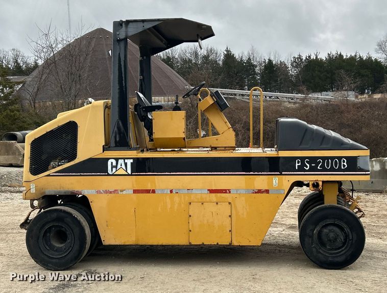 image for item ET6807 2002 Caterpillar PS-200B pneumatic roller