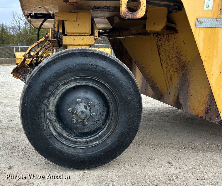 image for item ET6807 2002 Caterpillar PS-200B pneumatic roller