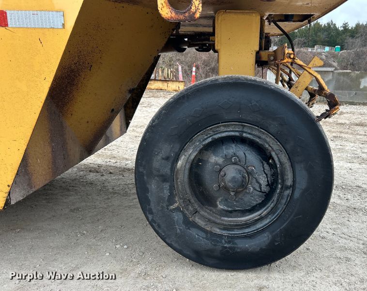 image for item ET6807 2002 Caterpillar PS-200B pneumatic roller