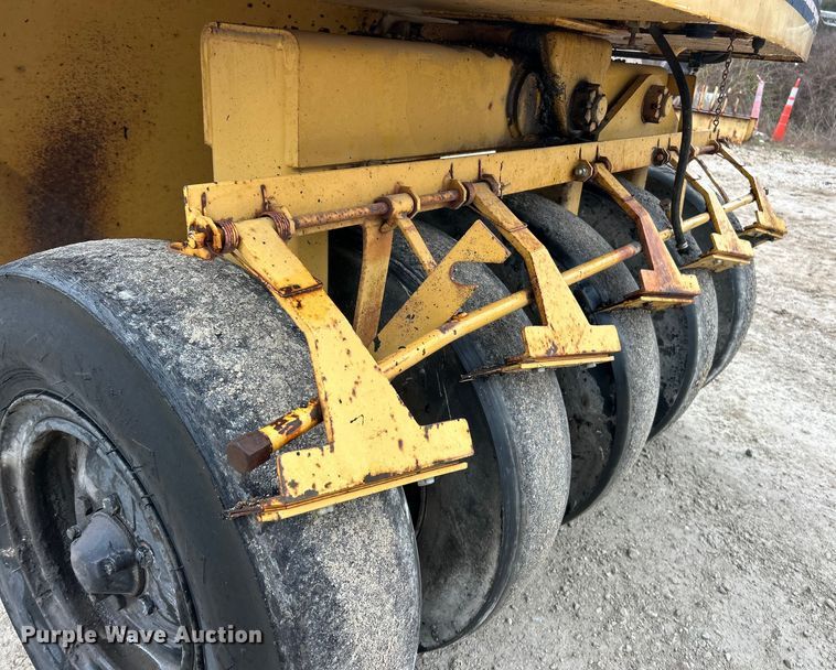 image for item ET6807 2002 Caterpillar PS-200B pneumatic roller