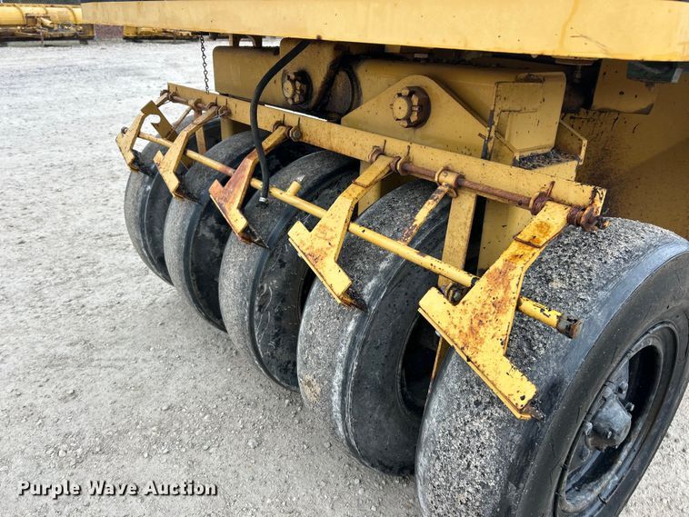 image for item ET6807 2002 Caterpillar PS-200B pneumatic roller