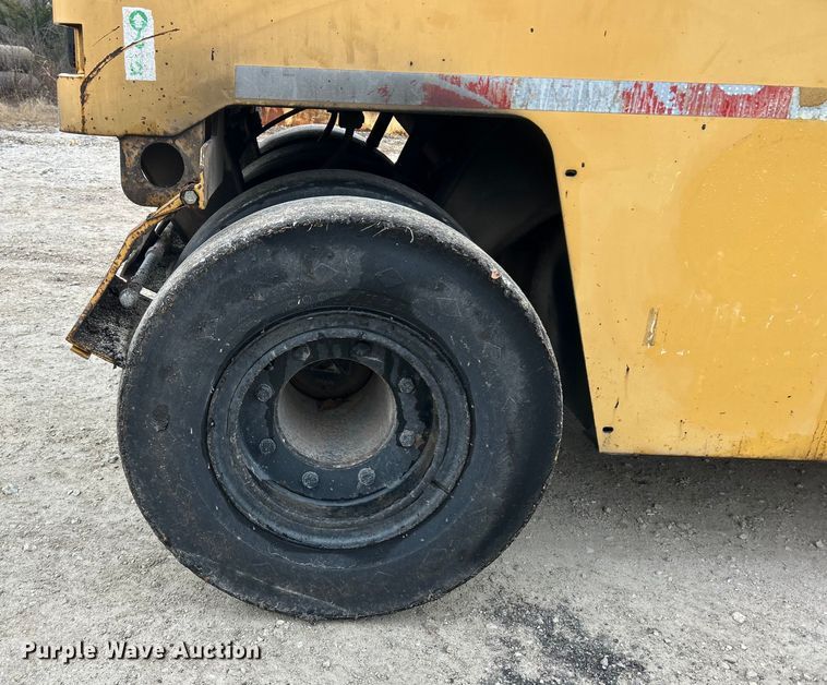 image for item ET6807 2002 Caterpillar PS-200B pneumatic roller