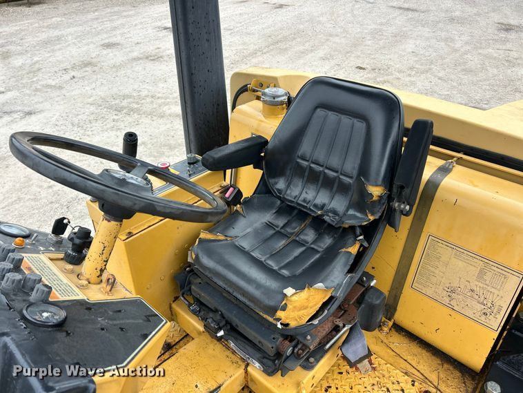 image for item ET6807 2002 Caterpillar PS-200B pneumatic roller