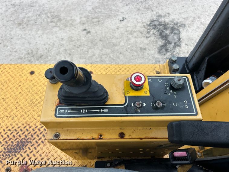 image for item ET6807 2002 Caterpillar PS-200B pneumatic roller