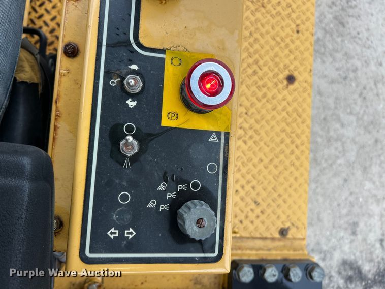 image for item ET6807 2002 Caterpillar PS-200B pneumatic roller