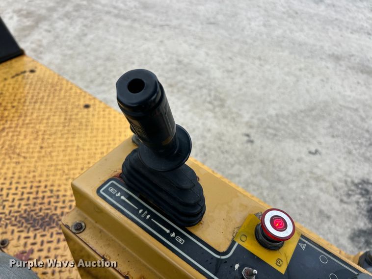 image for item ET6807 2002 Caterpillar PS-200B pneumatic roller