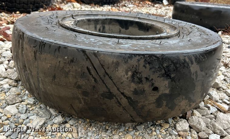 image for item ET6807 2002 Caterpillar PS-200B pneumatic roller