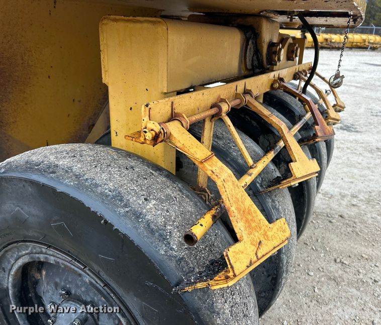image for item ET6808 2002 Caterpillar PS-200B pneumatic roller