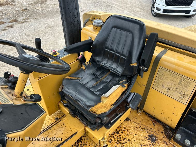 image for item ET6808 2002 Caterpillar PS-200B pneumatic roller