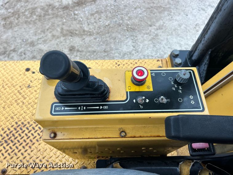 image for item ET6808 2002 Caterpillar PS-200B pneumatic roller