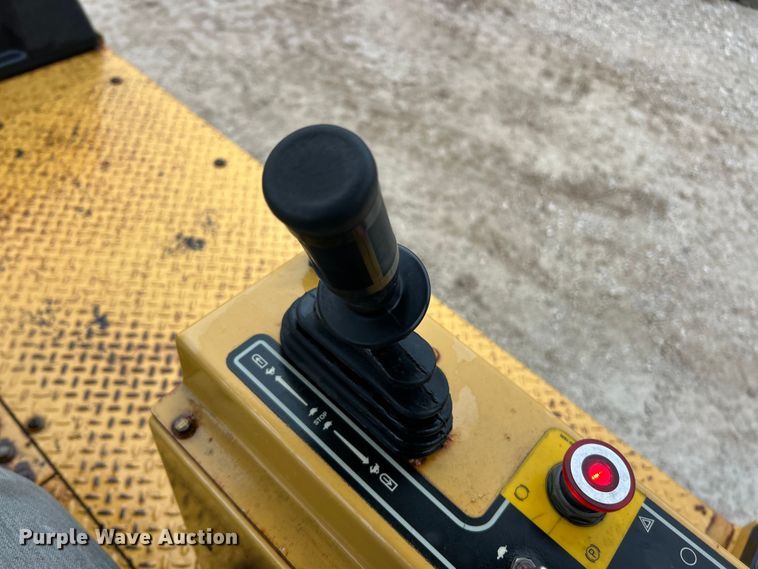 image for item ET6808 2002 Caterpillar PS-200B pneumatic roller