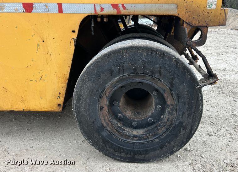 image for item ET6808 2002 Caterpillar PS-200B pneumatic roller