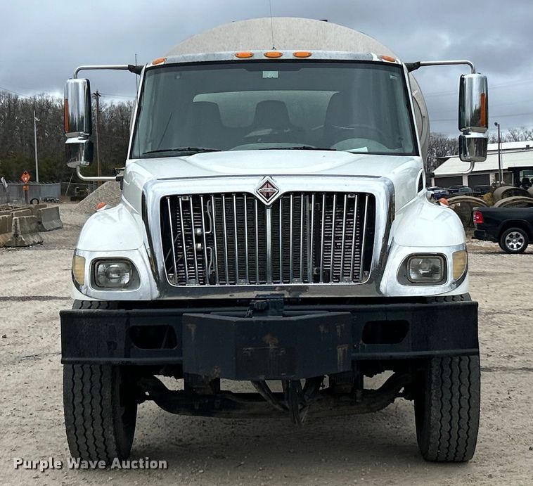 image for item ET6809 2003 International 7400 oil distributor truck