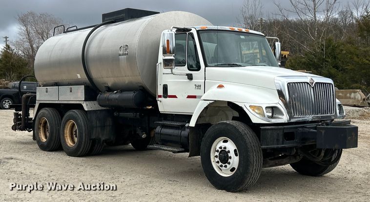 image for item ET6809 2003 International 7400 oil distributor truck