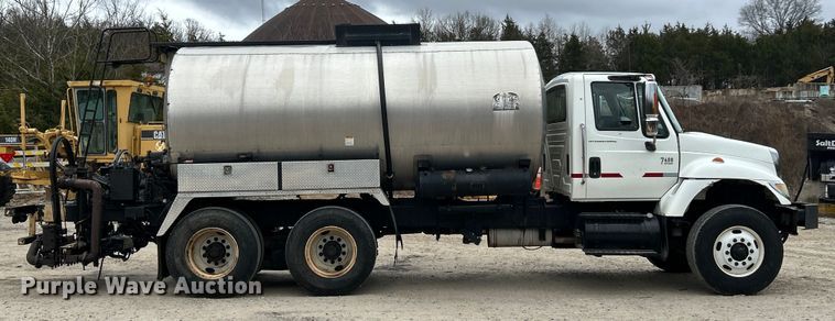 image for item ET6809 2003 International 7400 oil distributor truck