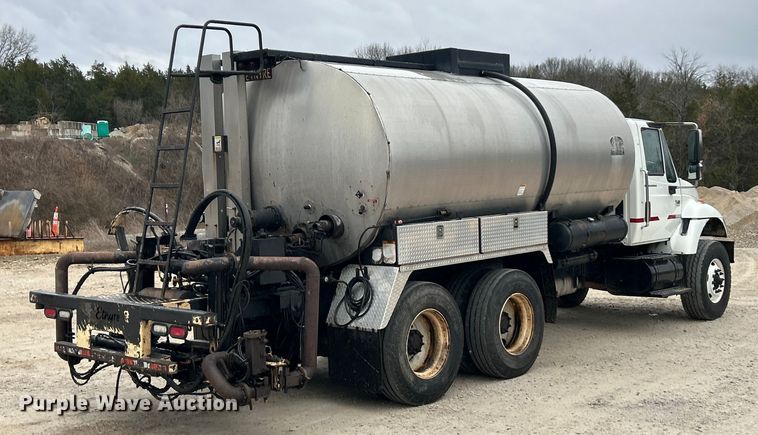 image for item ET6809 2003 International 7400 oil distributor truck