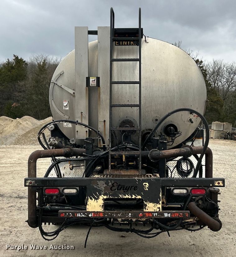 image for item ET6809 2003 International 7400 oil distributor truck