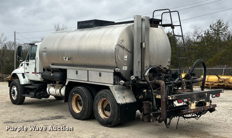 image for item ET6809 2003 International 7400 oil distributor truck