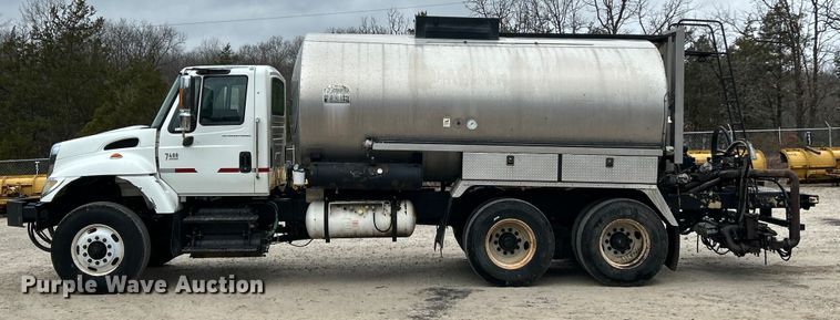 image for item ET6809 2003 International 7400 oil distributor truck