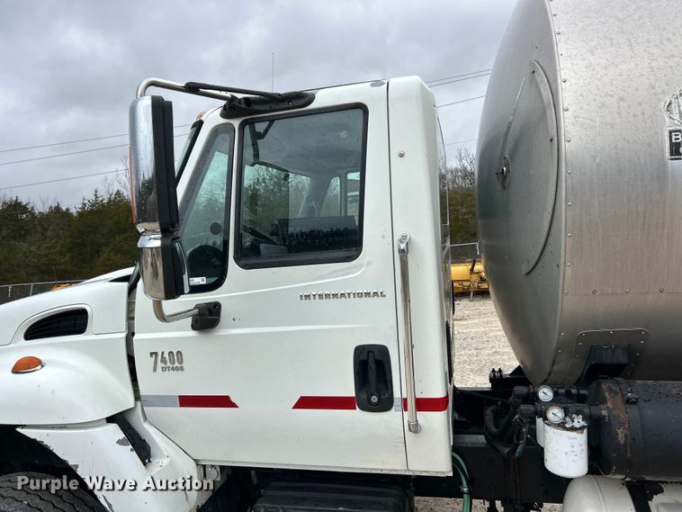 image for item ET6809 2003 International 7400 oil distributor truck