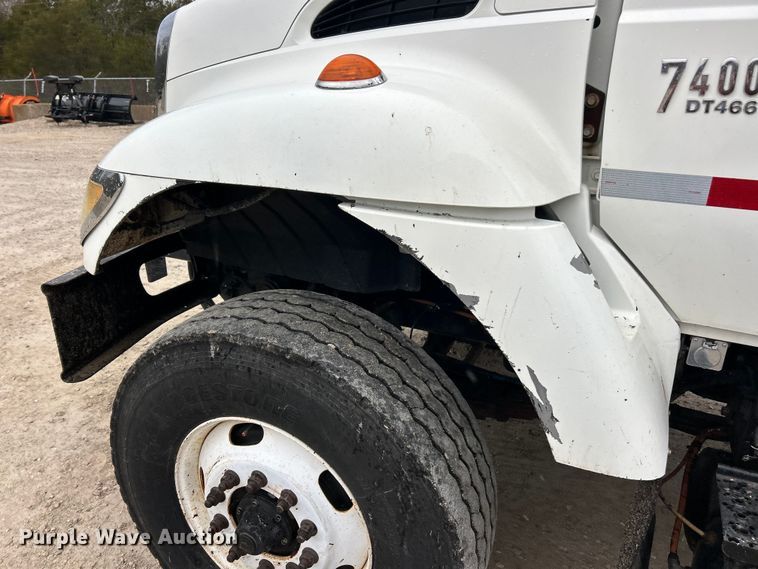 image for item ET6809 2003 International 7400 oil distributor truck