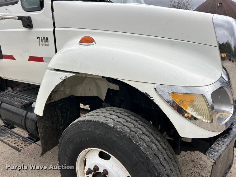 image for item ET6809 2003 International 7400 oil distributor truck