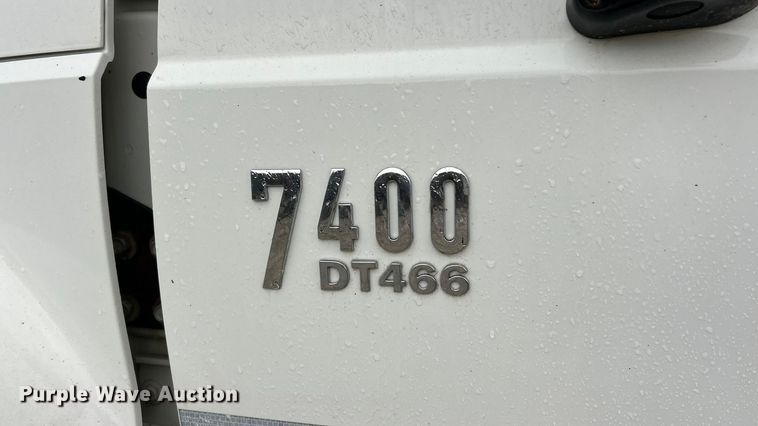 image for item ET6809 2003 International 7400 oil distributor truck