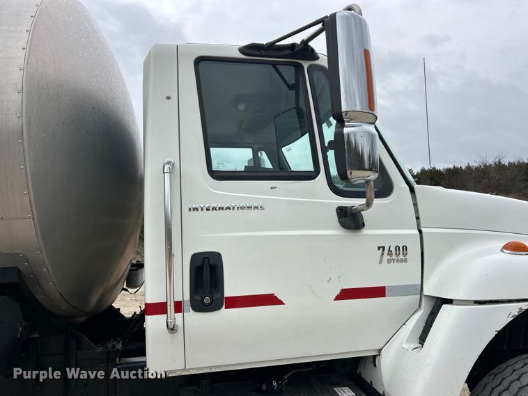 image for item ET6809 2003 International 7400 oil distributor truck