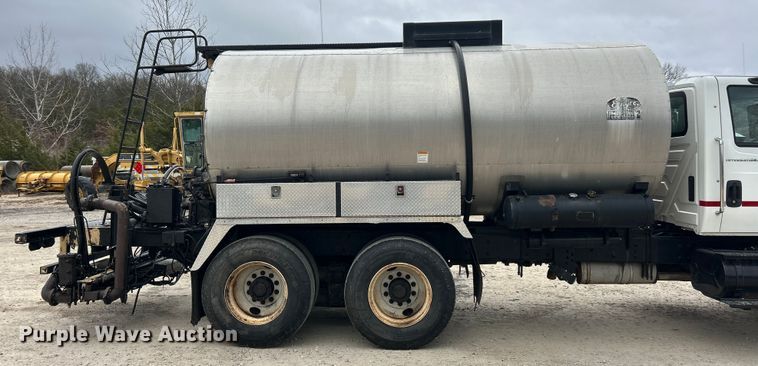 image for item ET6809 2003 International 7400 oil distributor truck