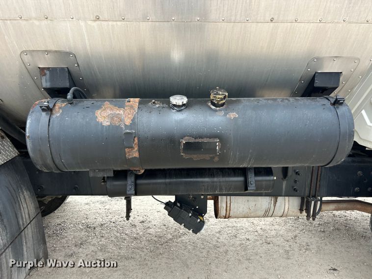 image for item ET6809 2003 International 7400 oil distributor truck