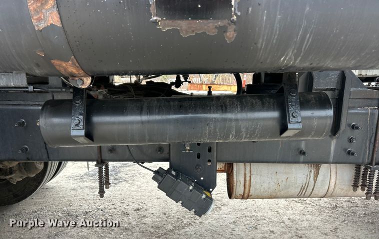 image for item ET6809 2003 International 7400 oil distributor truck